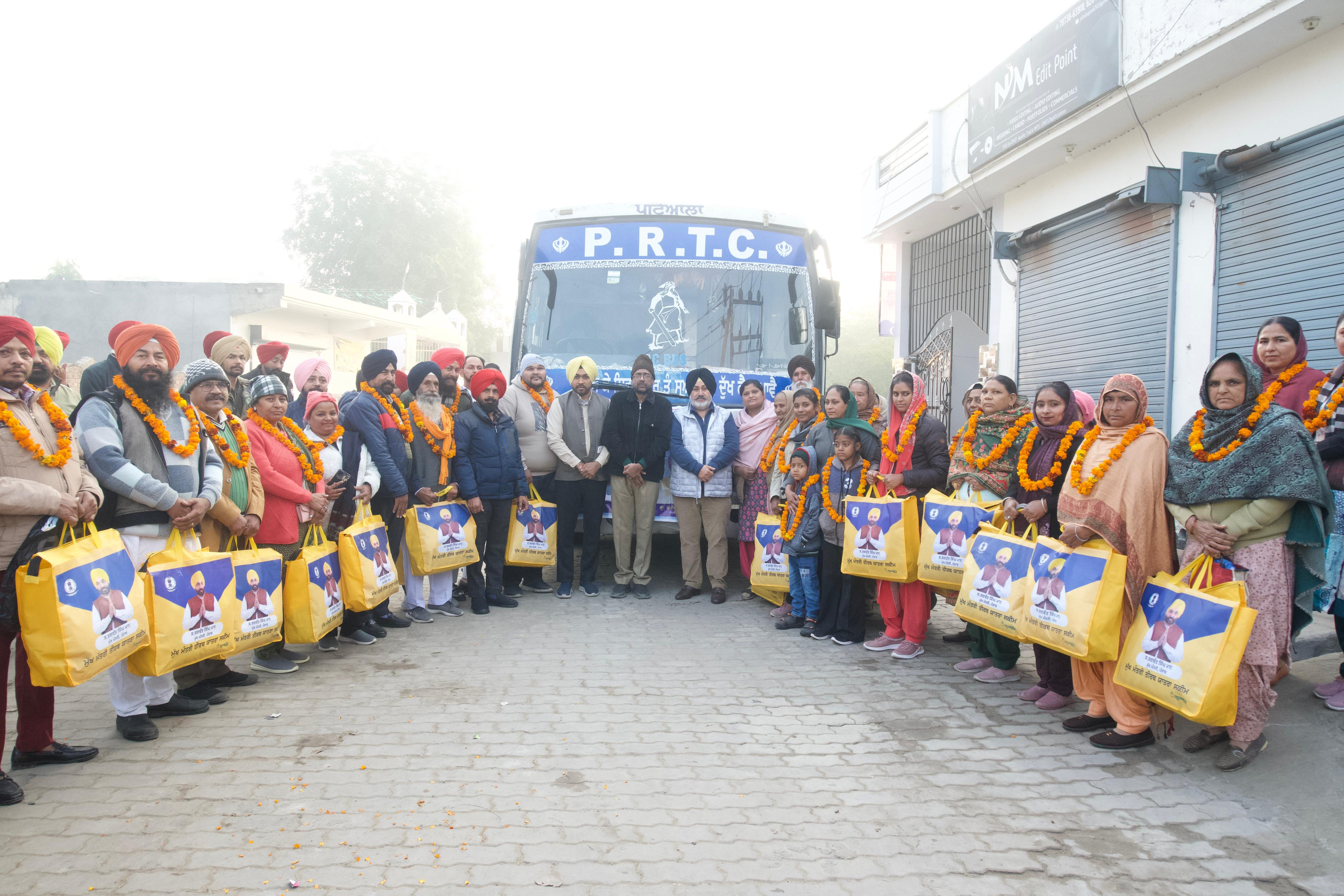 Jaudamajra flagged off a bus of Sangat under the "Chief Minister's Pilgrimage" scheme